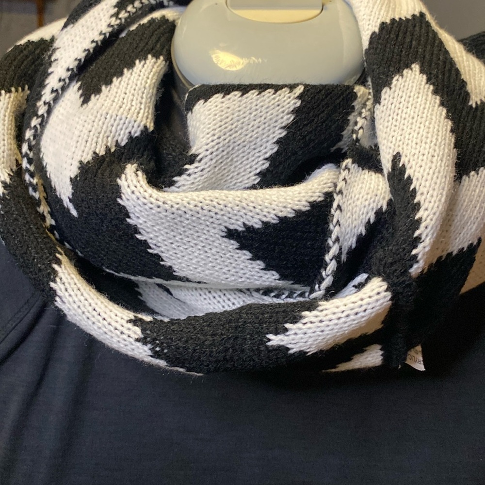 Black and white scarf